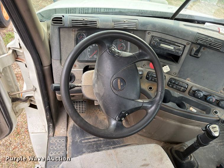 image for item ER3480 2011 Freightliner Cascadia 125 semi truck