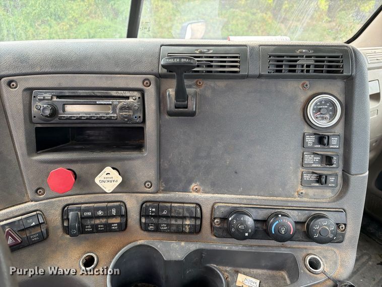 image for item ER3480 2011 Freightliner Cascadia 125 semi truck
