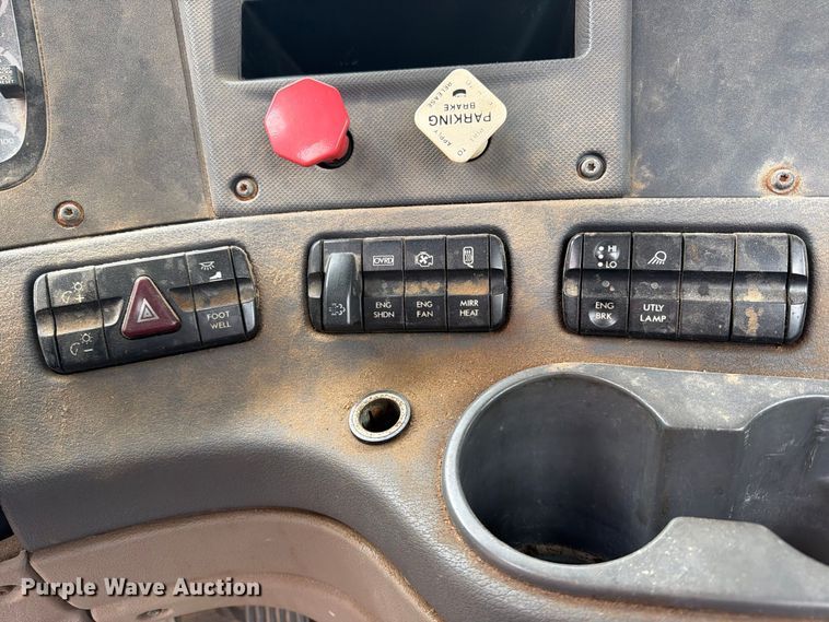 image for item ER3480 2011 Freightliner Cascadia 125 semi truck