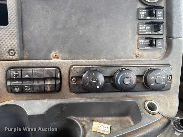 image for item ER3480 2011 Freightliner Cascadia 125 semi truck
