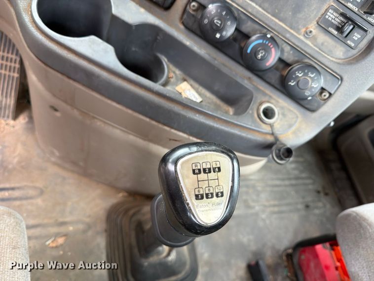 image for item ER3480 2011 Freightliner Cascadia 125 semi truck