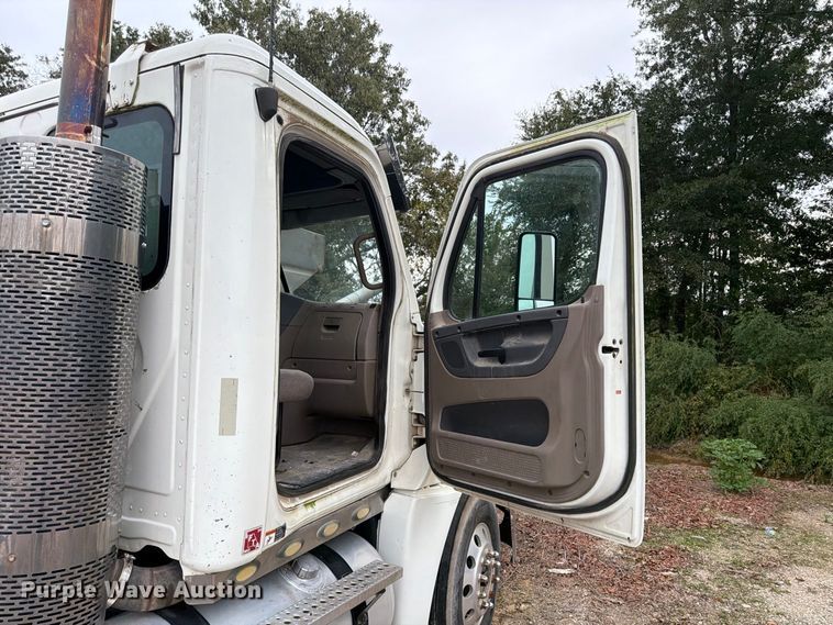 image for item ER3480 2011 Freightliner Cascadia 125 semi truck