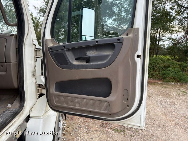 image for item ER3480 2011 Freightliner Cascadia 125 semi truck