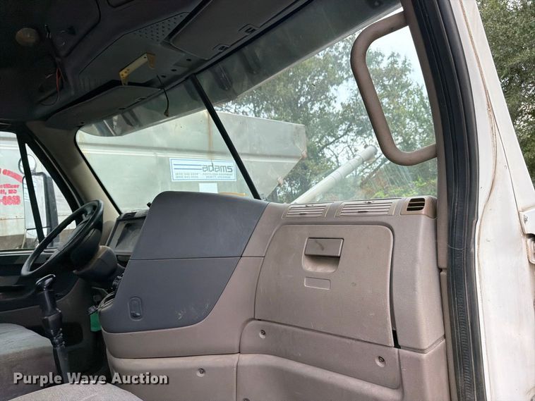 image for item ER3480 2011 Freightliner Cascadia 125 semi truck