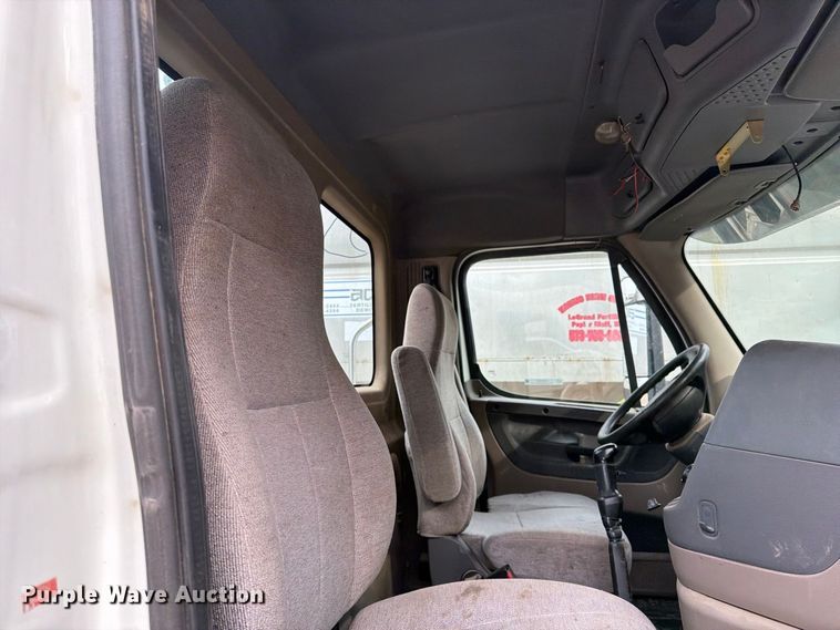 image for item ER3480 2011 Freightliner Cascadia 125 semi truck