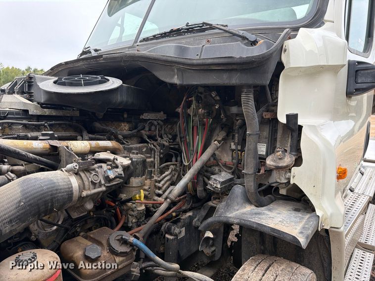 image for item ER3480 2011 Freightliner Cascadia 125 semi truck