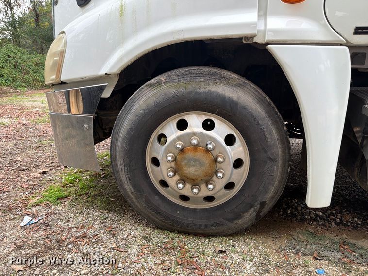 image for item ER3480 2011 Freightliner Cascadia 125 semi truck