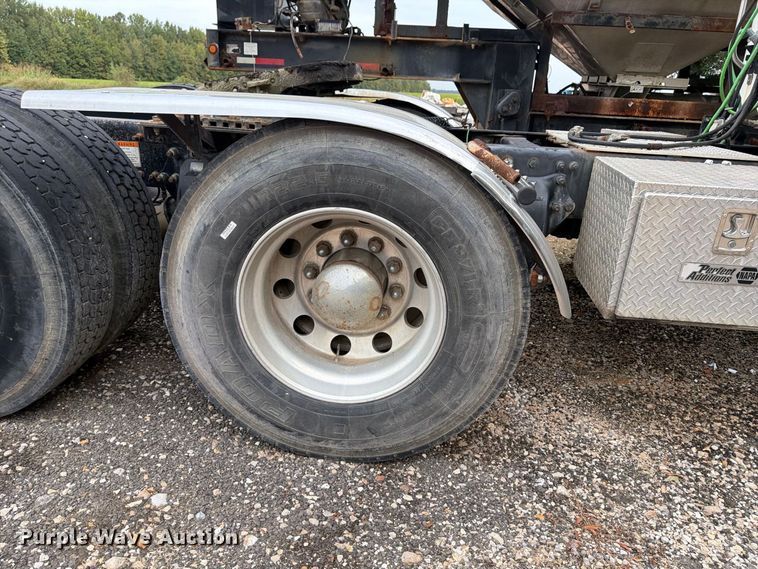 image for item ER3480 2011 Freightliner Cascadia 125 semi truck