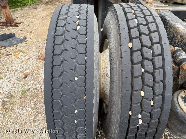 image for item ER3480 2011 Freightliner Cascadia 125 semi truck