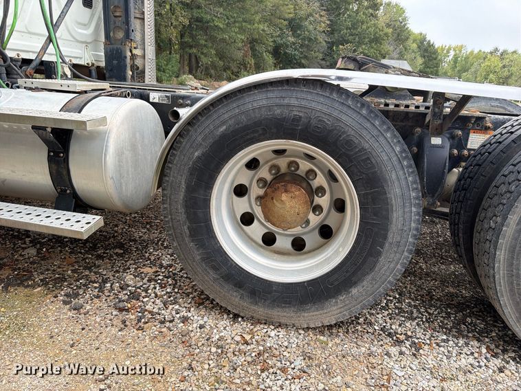 image for item ER3480 2011 Freightliner Cascadia 125 semi truck
