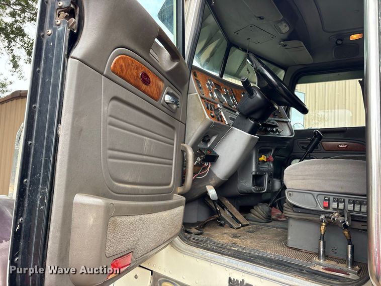 image for item ES8292 2007 Peterbilt 379 semi truck