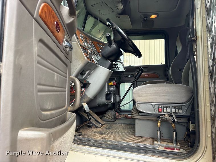 image for item ES8292 2007 Peterbilt 379 semi truck