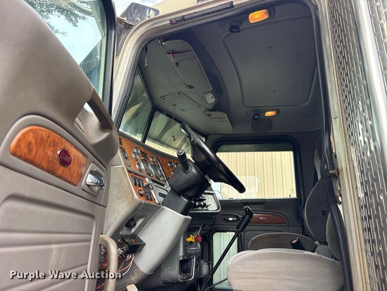 image for item ES8292 2007 Peterbilt 379 semi truck