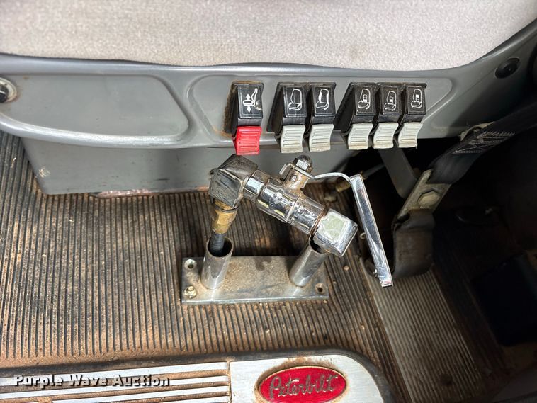 image for item ES8292 2007 Peterbilt 379 semi truck