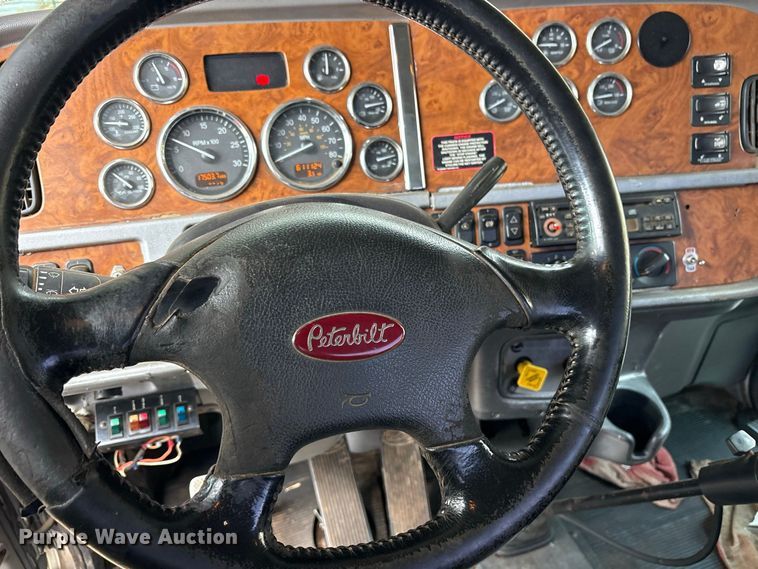 image for item ES8292 2007 Peterbilt 379 semi truck
