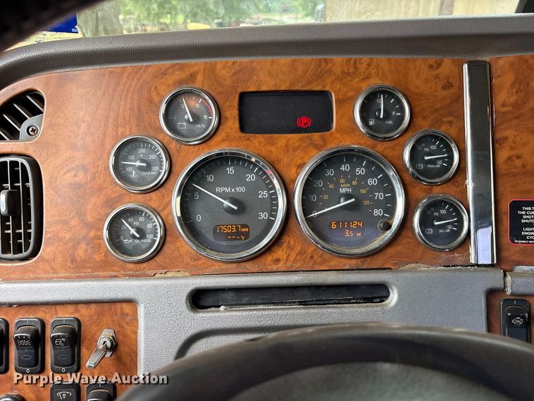 image for item ES8292 2007 Peterbilt 379 semi truck