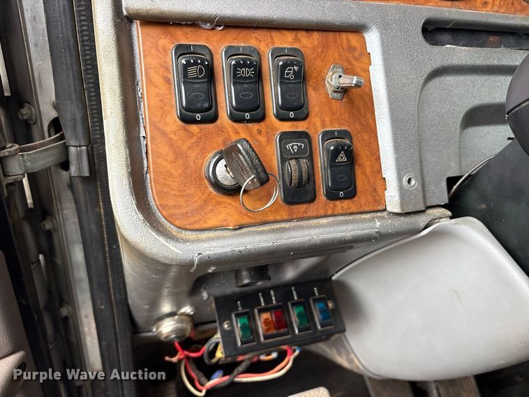 image for item ES8292 2007 Peterbilt 379 semi truck