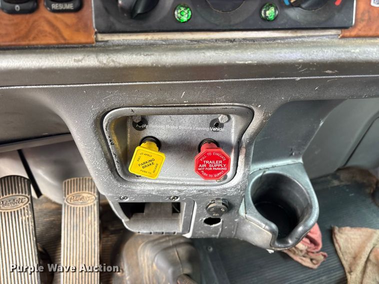 image for item ES8292 2007 Peterbilt 379 semi truck