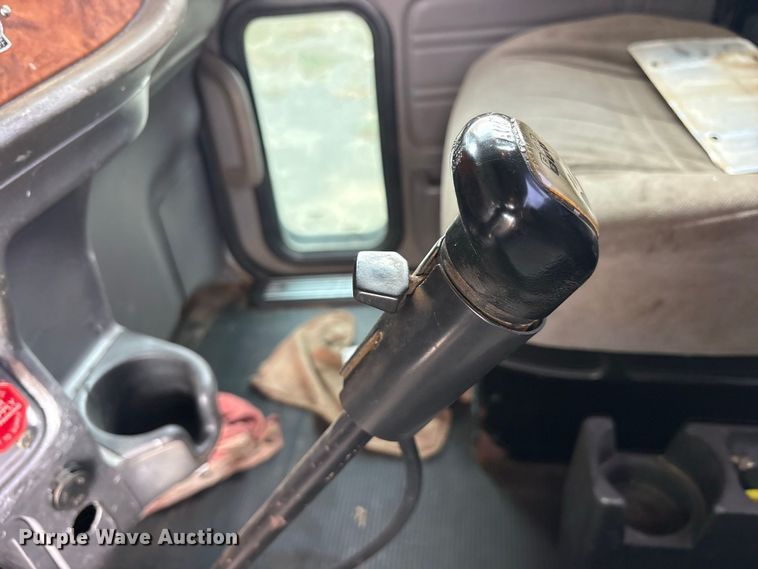 image for item ES8292 2007 Peterbilt 379 semi truck