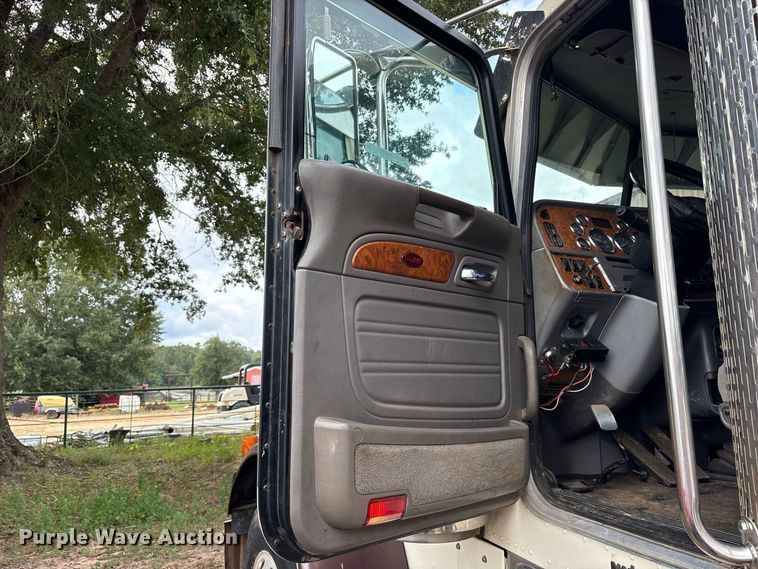 image for item ES8292 2007 Peterbilt 379 semi truck