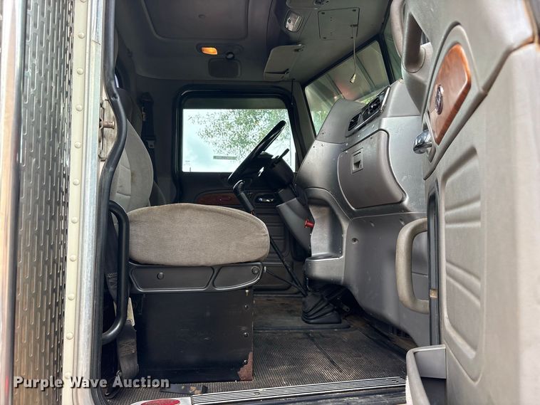 image for item ES8292 2007 Peterbilt 379 semi truck