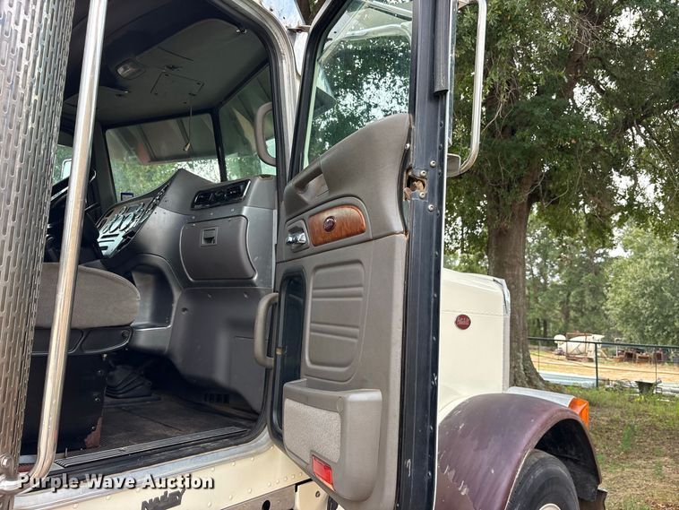 image for item ES8292 2007 Peterbilt 379 semi truck