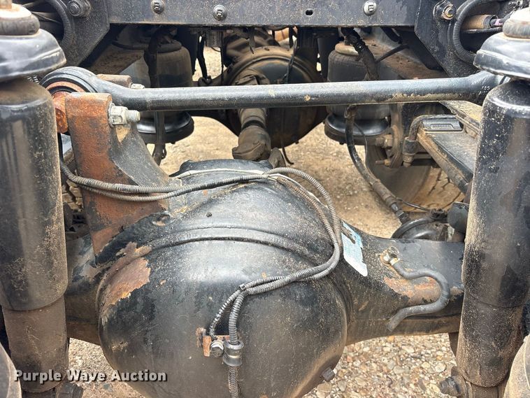image for item ES8292 2007 Peterbilt 379 semi truck