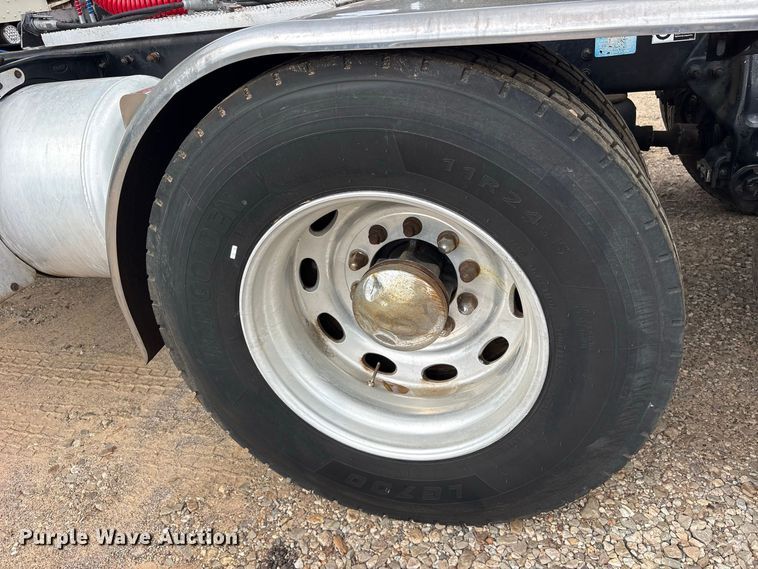 image for item ES8292 2007 Peterbilt 379 semi truck