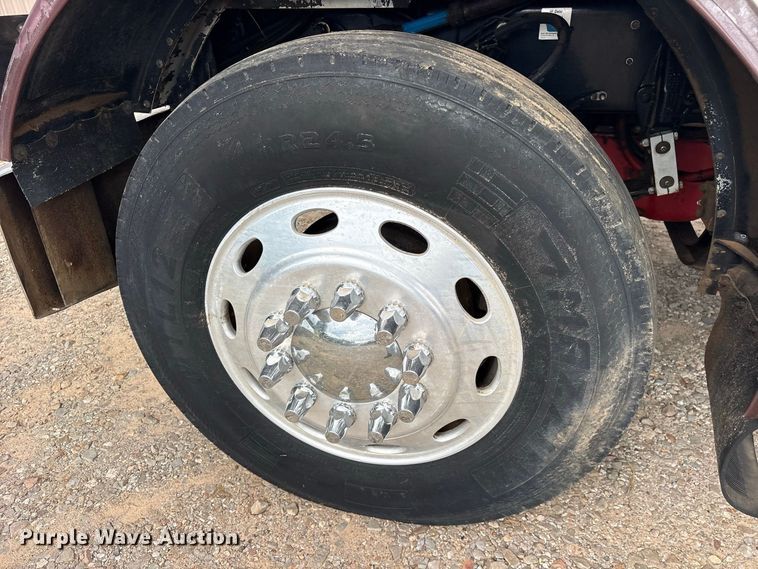 image for item ES8292 2007 Peterbilt 379 semi truck