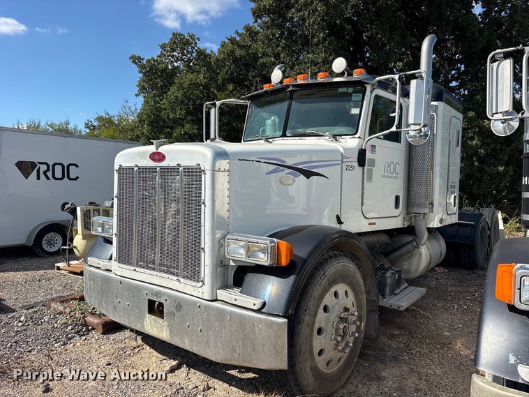 image for item ES8294 2005 Peterbilt 378 semi truck