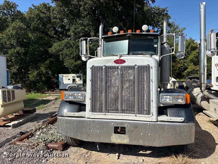 image for item ES8294 2005 Peterbilt 378 semi truck