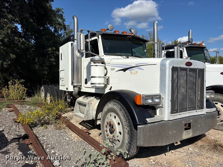 image for item ES8294 2005 Peterbilt 378 semi truck