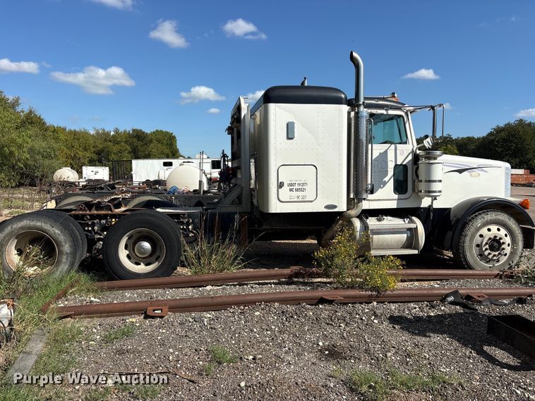image for item ES8294 2005 Peterbilt 378 semi truck