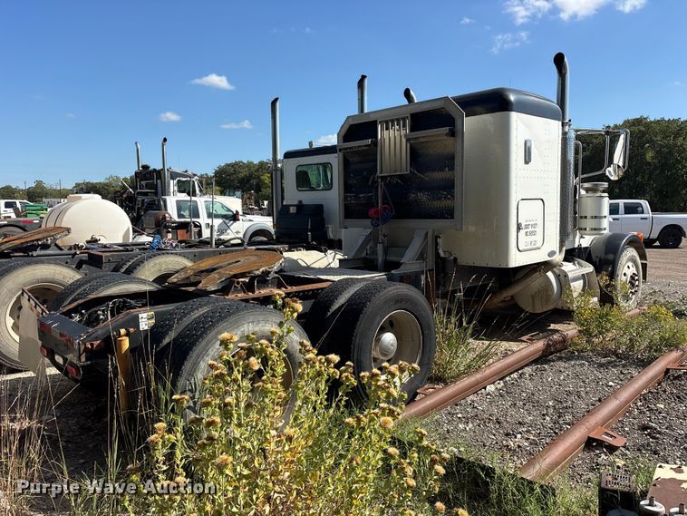 image for item ES8294 2005 Peterbilt 378 semi truck