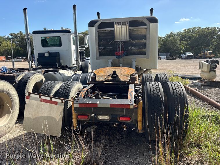 image for item ES8294 2005 Peterbilt 378 semi truck