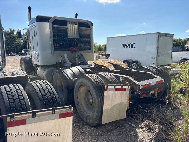 image for item ES8294 2005 Peterbilt 378 semi truck