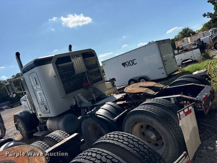 image for item ES8294 2005 Peterbilt 378 semi truck