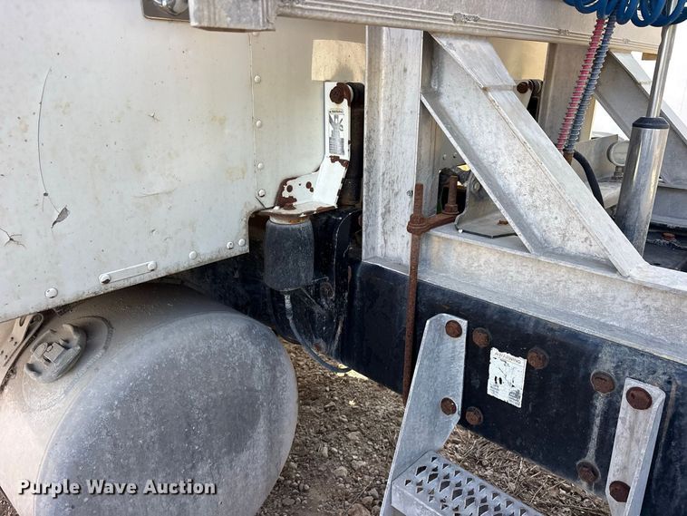 image for item ES8294 2005 Peterbilt 378 semi truck