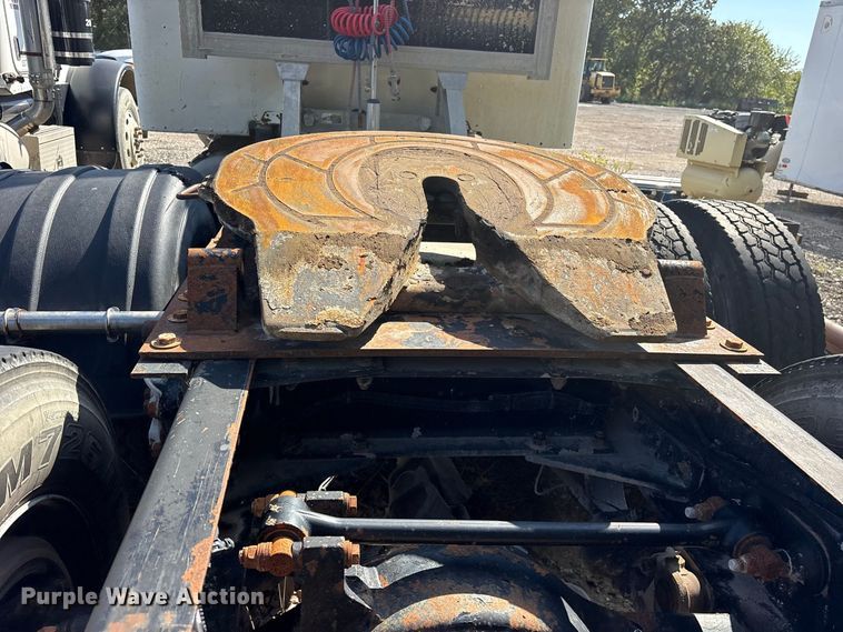 image for item ES8294 2005 Peterbilt 378 semi truck