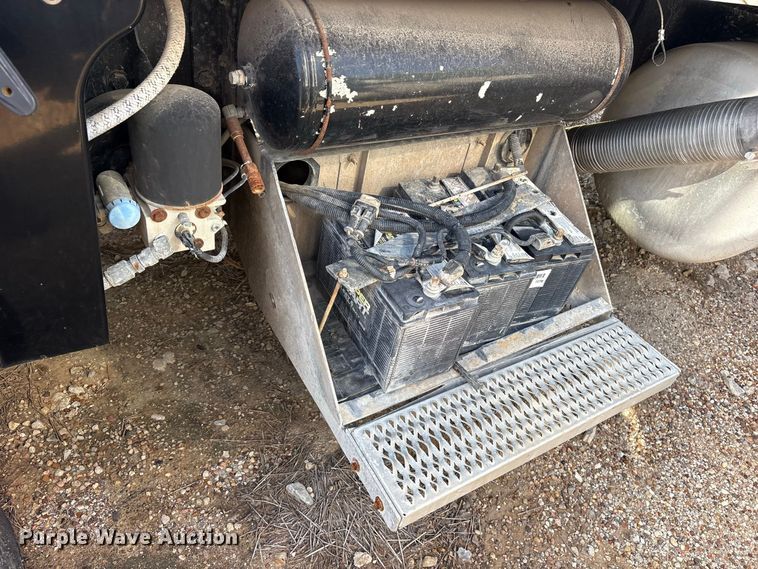 image for item ES8294 2005 Peterbilt 378 semi truck