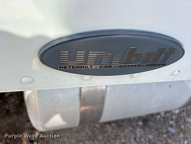image for item ES8294 2005 Peterbilt 378 semi truck