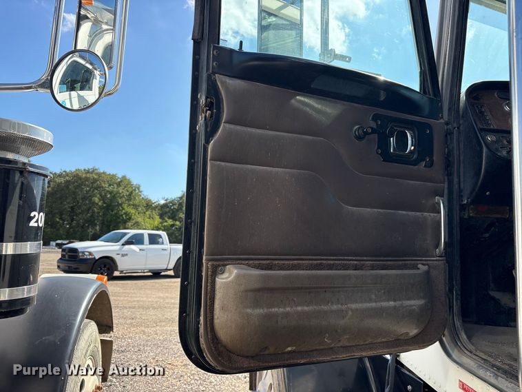 image for item ES8294 2005 Peterbilt 378 semi truck