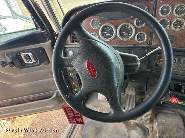 image for item ES8294 2005 Peterbilt 378 semi truck