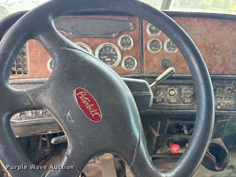 image for item ES8294 2005 Peterbilt 378 semi truck