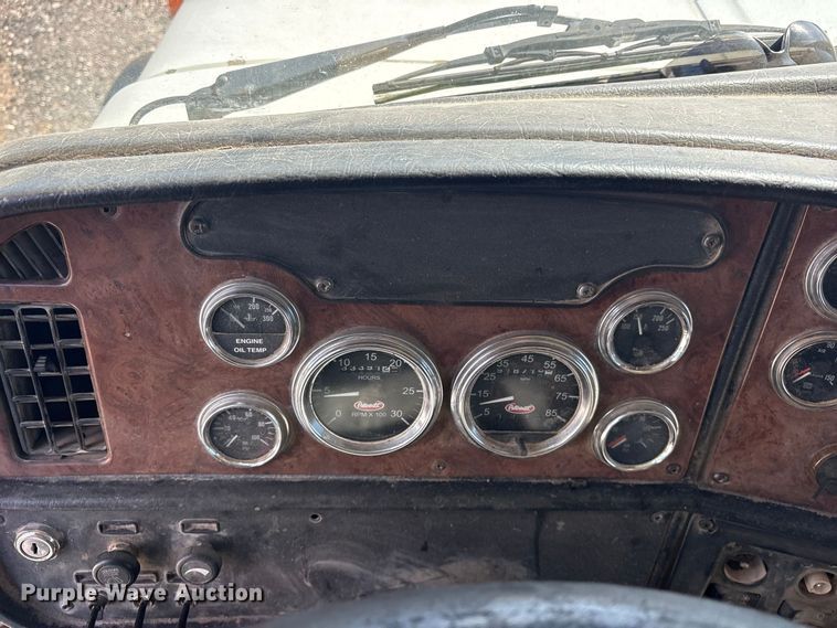 image for item ES8294 2005 Peterbilt 378 semi truck