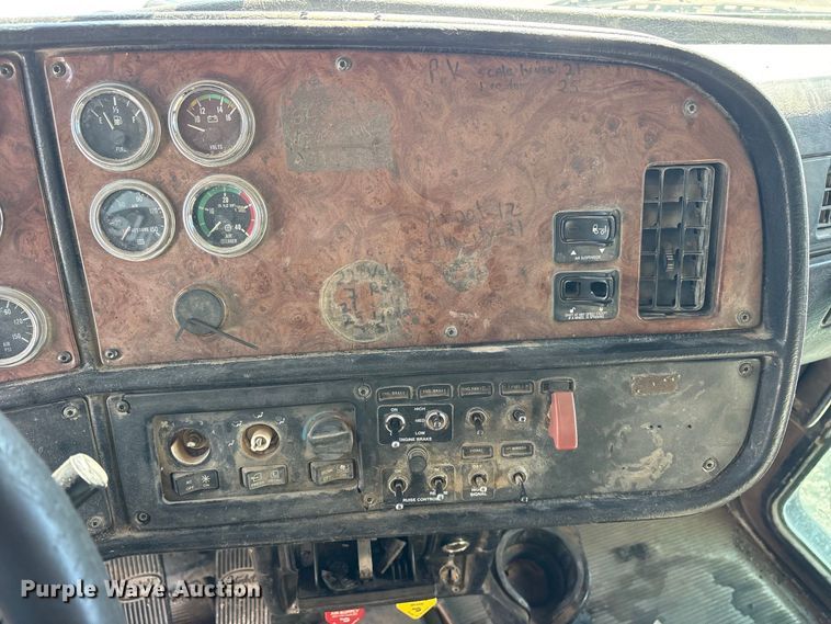 image for item ES8294 2005 Peterbilt 378 semi truck