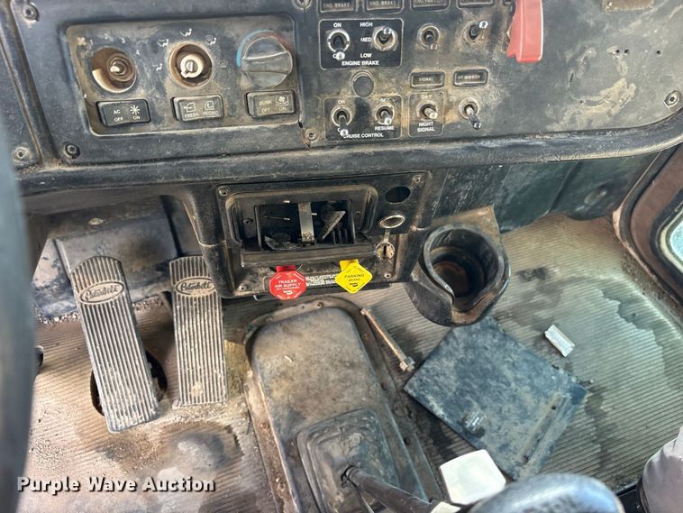 image for item ES8294 2005 Peterbilt 378 semi truck