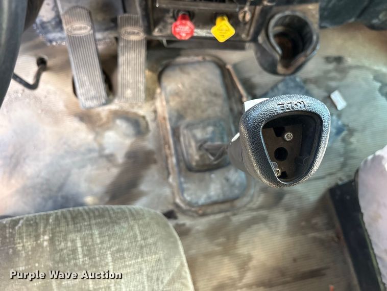 image for item ES8294 2005 Peterbilt 378 semi truck