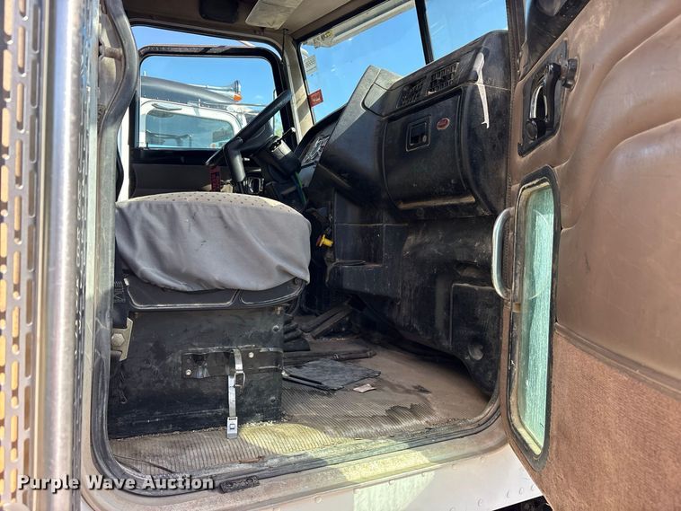 image for item ES8294 2005 Peterbilt 378 semi truck