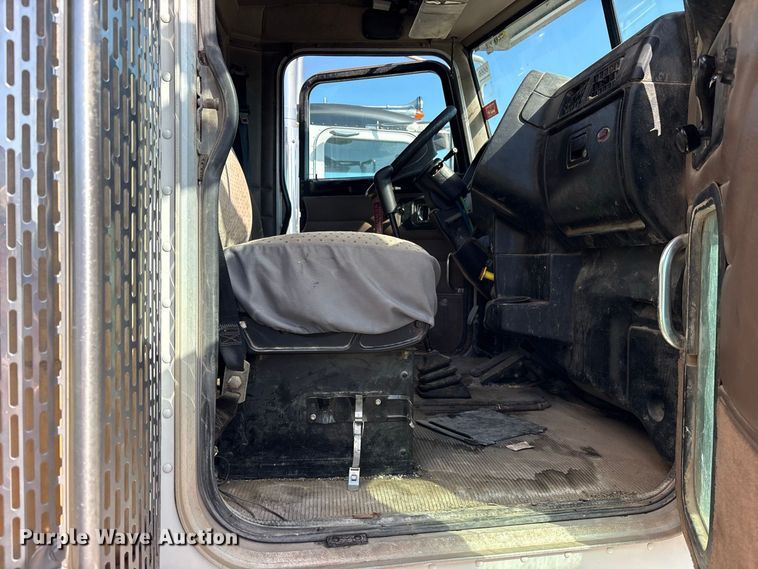 image for item ES8294 2005 Peterbilt 378 semi truck